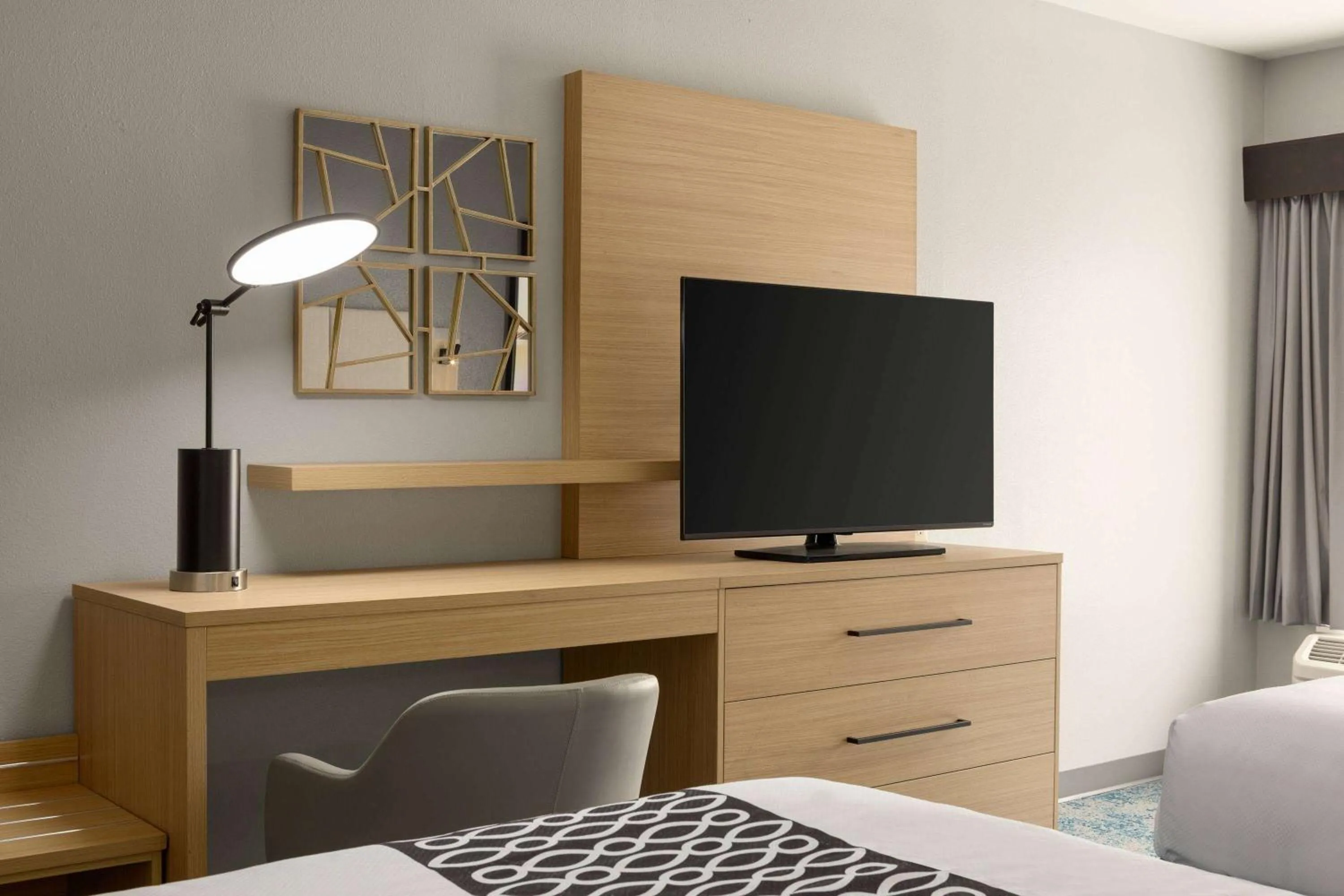 Photo of the whole room, Bed in La Quinta Inn & Suites by Wyndham Selma/Smithfield I-95