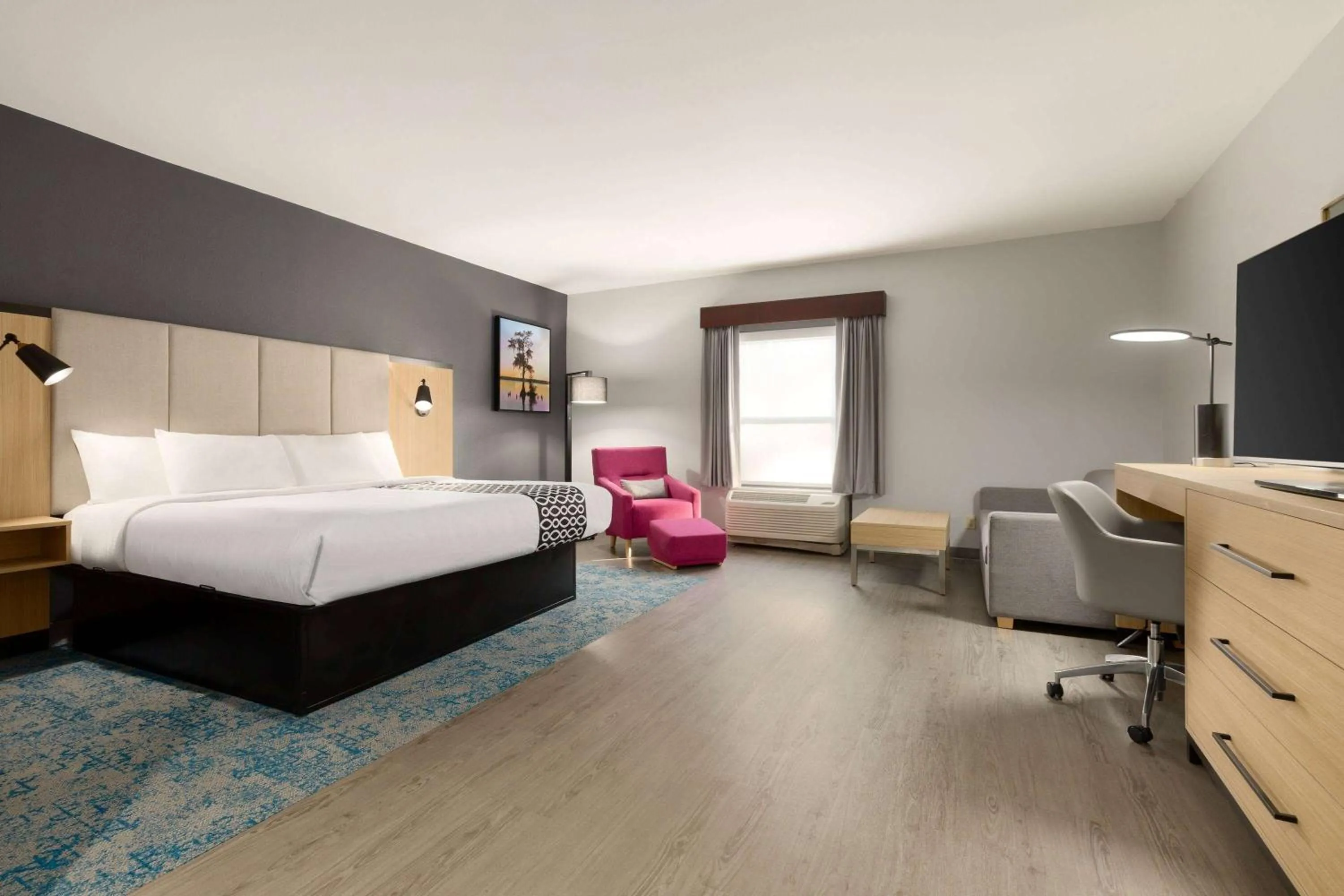 Bed in La Quinta Inn & Suites by Wyndham Selma/Smithfield I-95