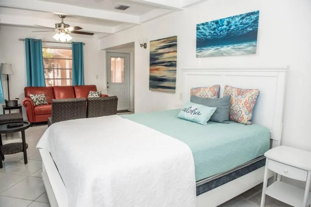 Bed in Aloha Apartments On the Intracoastal-Walk to the Beach
