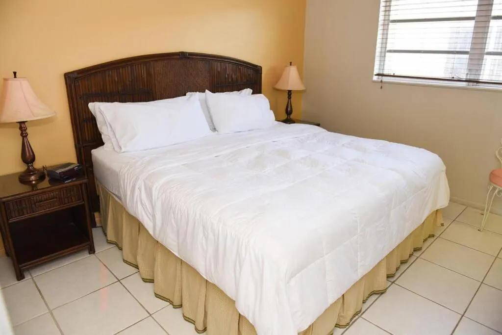 Bed in Aloha Apartments On the Intracoastal-Walk to the Beach