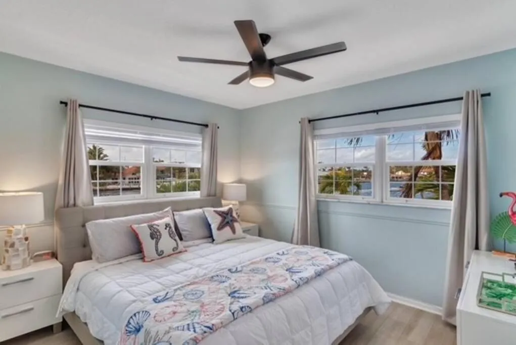 Bed in Aloha Apartments On the Intracoastal-Walk to the Beach