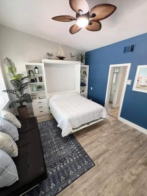 Aloha Apartments On the Intracoastal-Walk to the Beach