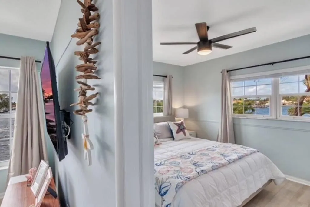 Bed in Aloha Apartments On the Intracoastal-Walk to the Beach