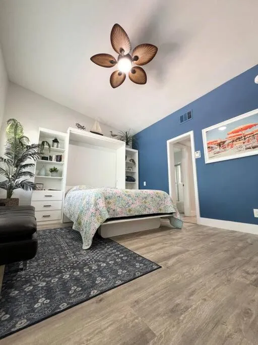 Aloha Apartments On the Intracoastal-Walk to the Beach