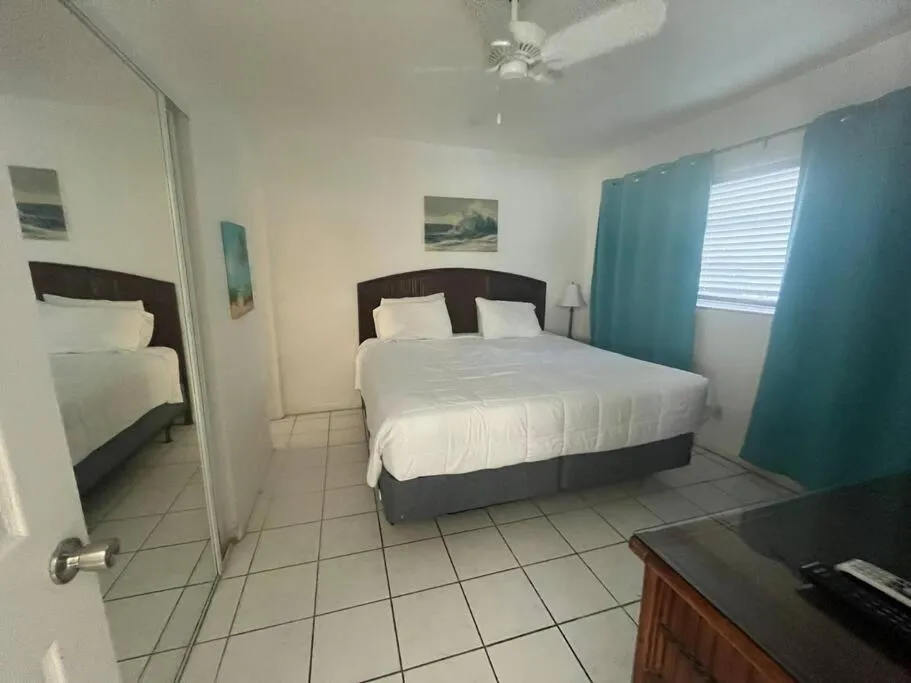 Bed in Aloha Apartments On the Intracoastal-Walk to the Beach