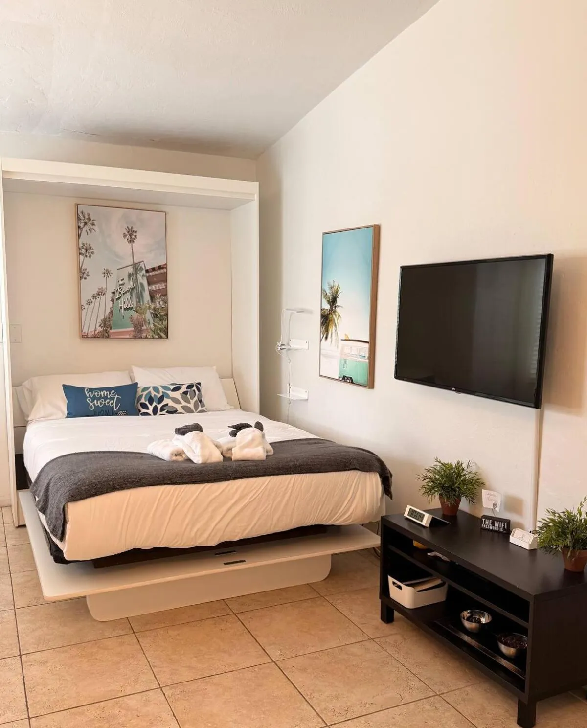 Bed in Aloha Apartments On the Intracoastal-Walk to the Beach