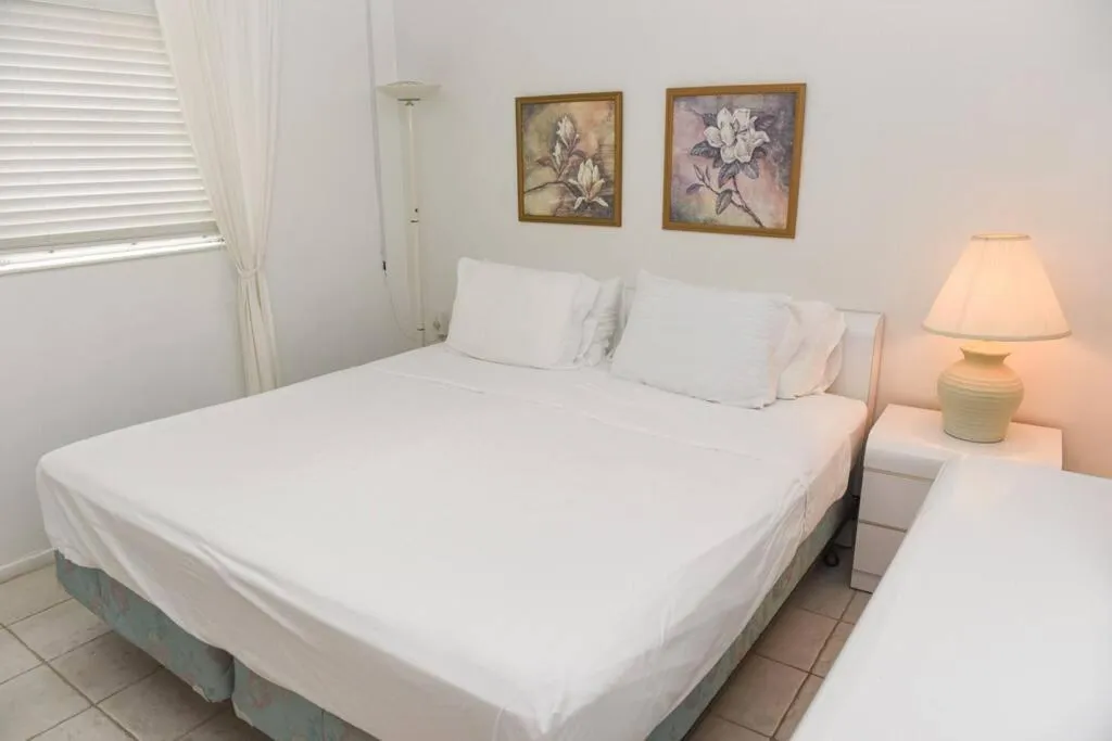 Bed in Aloha Apartments On the Intracoastal-Walk to the Beach