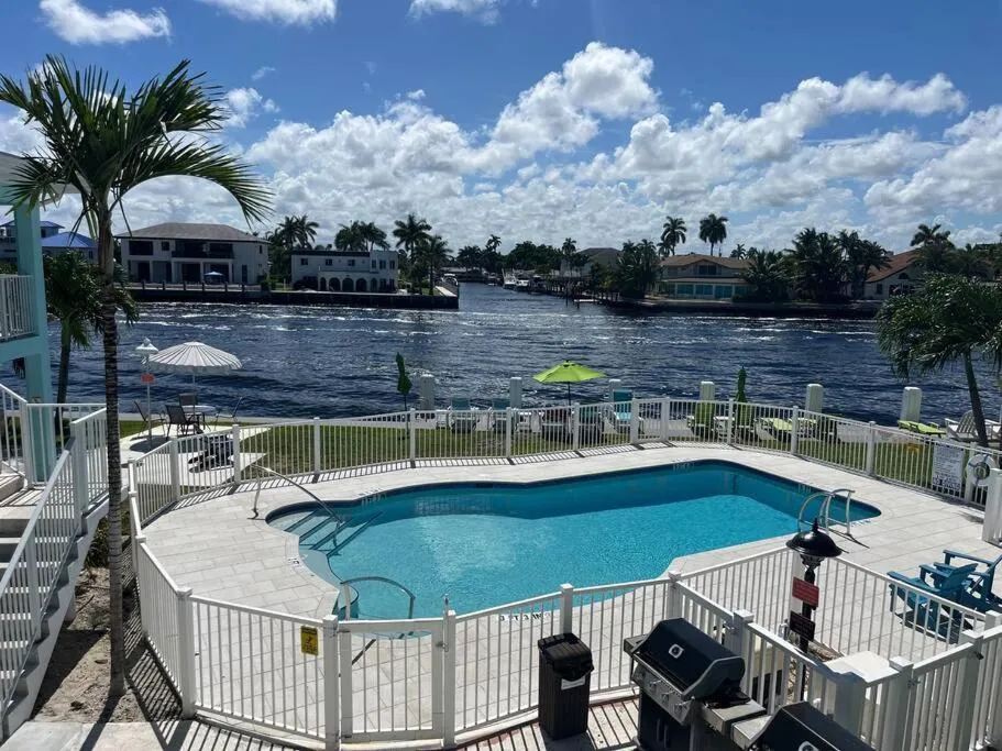 Aloha Apartments On the Intracoastal-Walk to the Beach