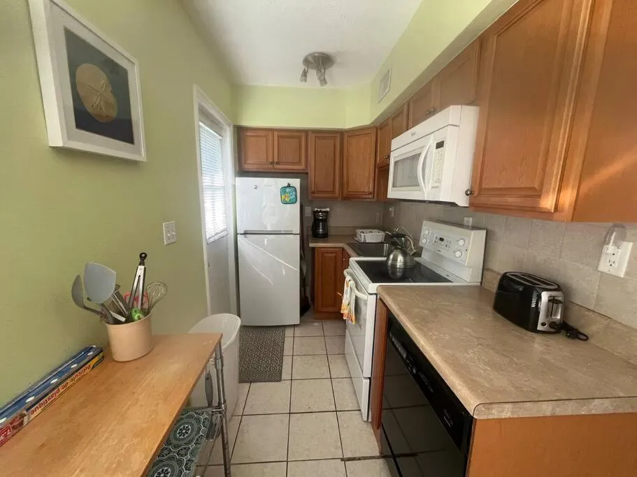 Aloha Apartments On the Intracoastal-Walk to the Beach