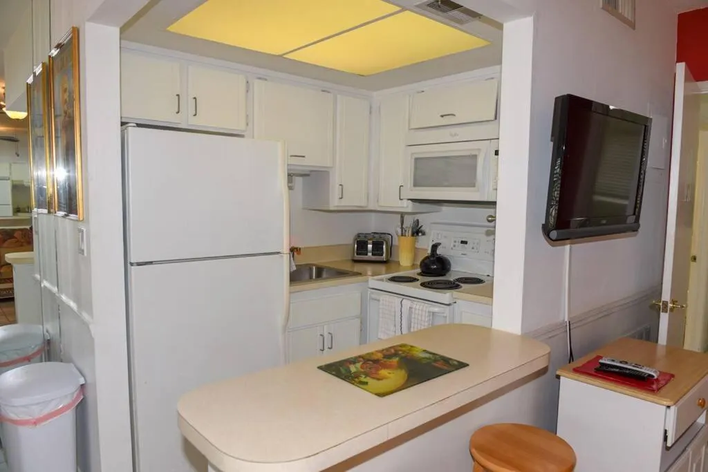 Aloha Apartments On the Intracoastal-Walk to the Beach