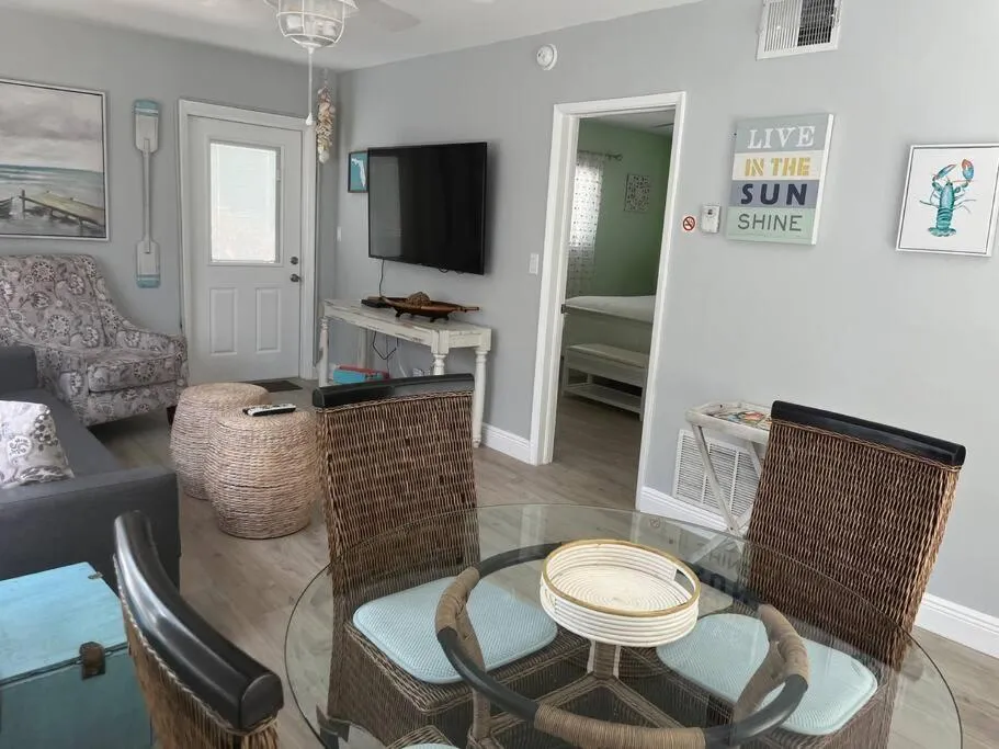 Aloha Apartments On the Intracoastal-Walk to the Beach