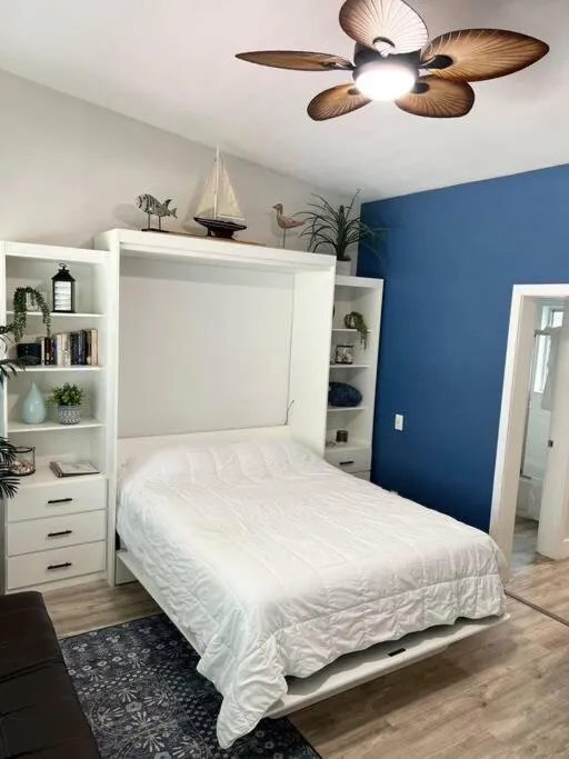 Bed in Aloha Apartments On the Intracoastal-Walk to the Beach