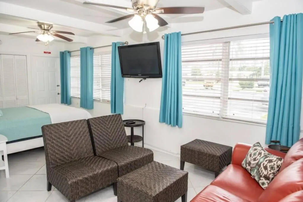 Aloha Apartments On the Intracoastal-Walk to the Beach