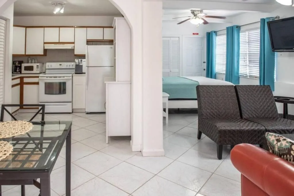 Aloha Apartments On the Intracoastal-Walk to the Beach