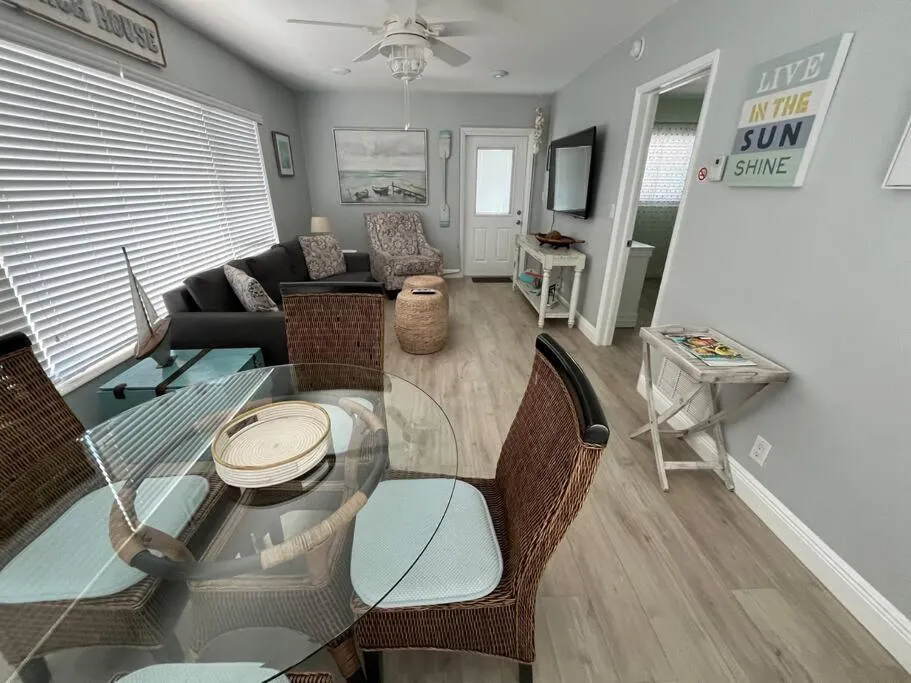 Aloha Apartments On the Intracoastal-Walk to the Beach