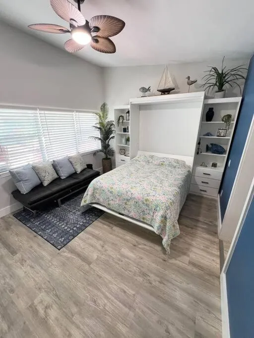 Bed in Aloha Apartments On the Intracoastal-Walk to the Beach