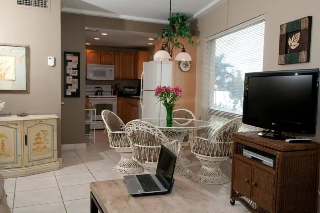 Aloha Apartments On the Intracoastal-Walk to the Beach