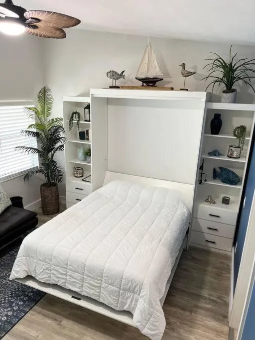 Bed in Aloha Apartments On the Intracoastal-Walk to the Beach