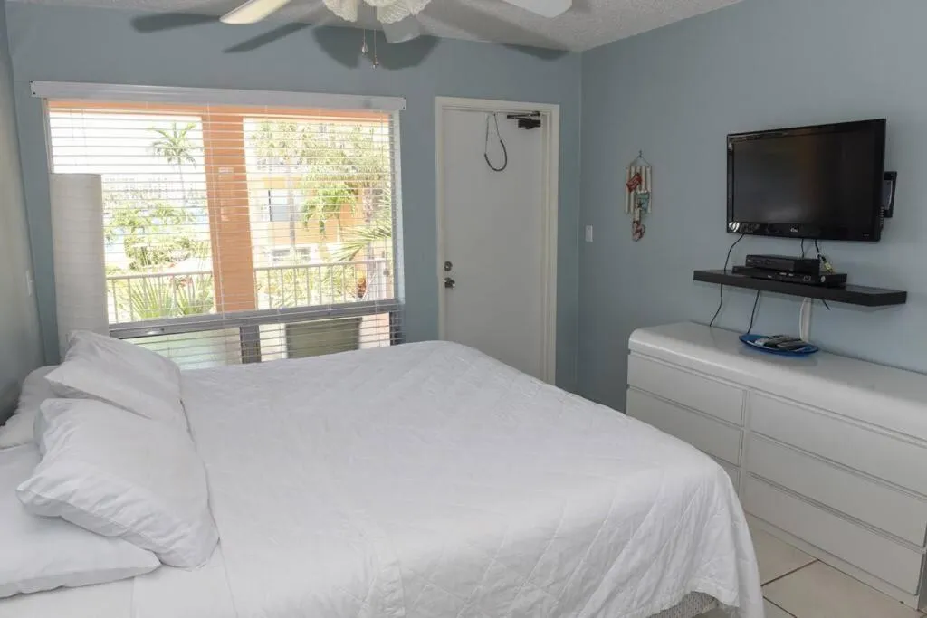 Bed in Aloha Apartments On the Intracoastal-Walk to the Beach