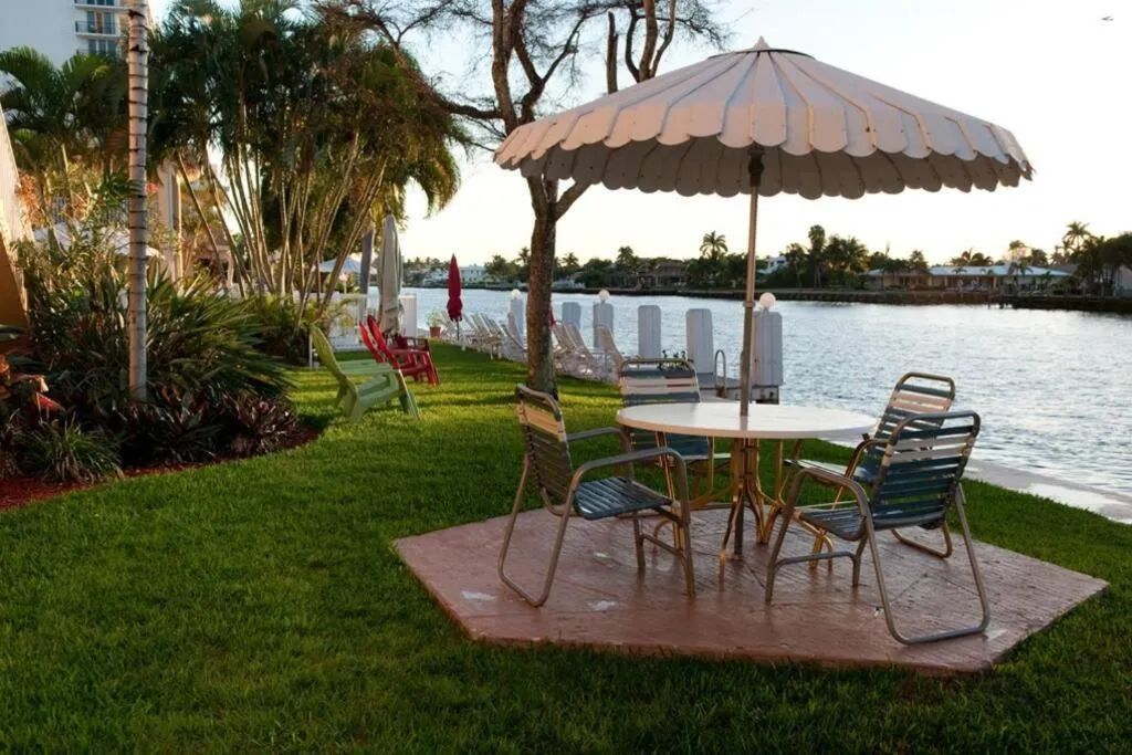 Aloha Apartments On the Intracoastal-Walk to the Beach