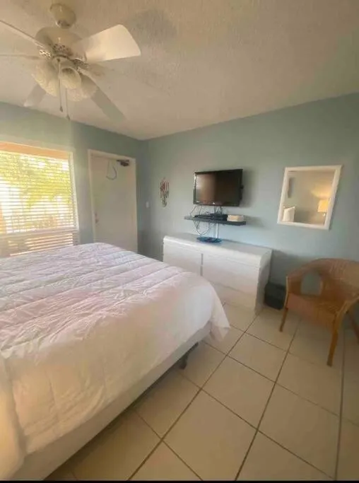 Bed in Aloha Apartments On the Intracoastal-Walk to the Beach