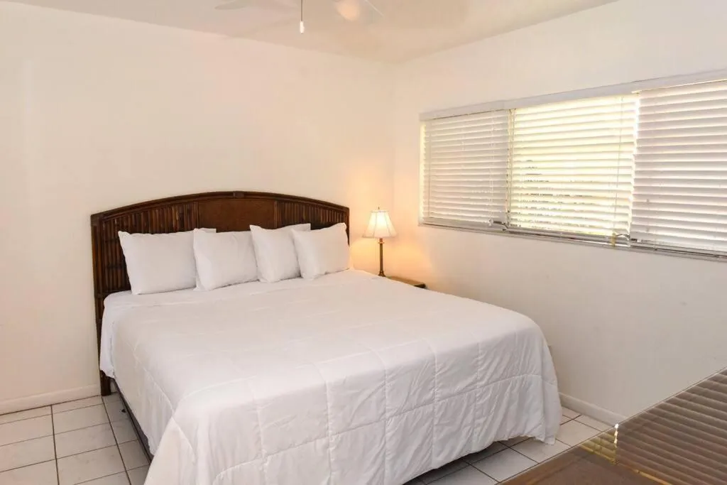 Bed in Aloha Apartments On the Intracoastal-Walk to the Beach