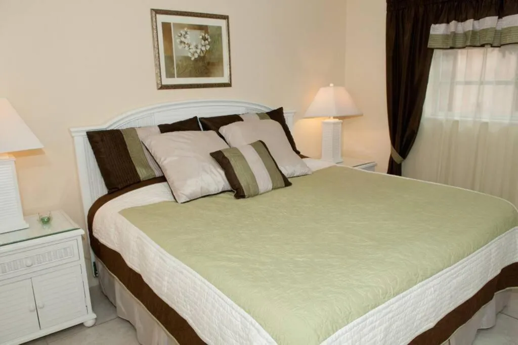 Bed in Aloha Apartments On the Intracoastal-Walk to the Beach