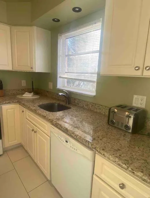 Aloha Apartments On the Intracoastal-Walk to the Beach