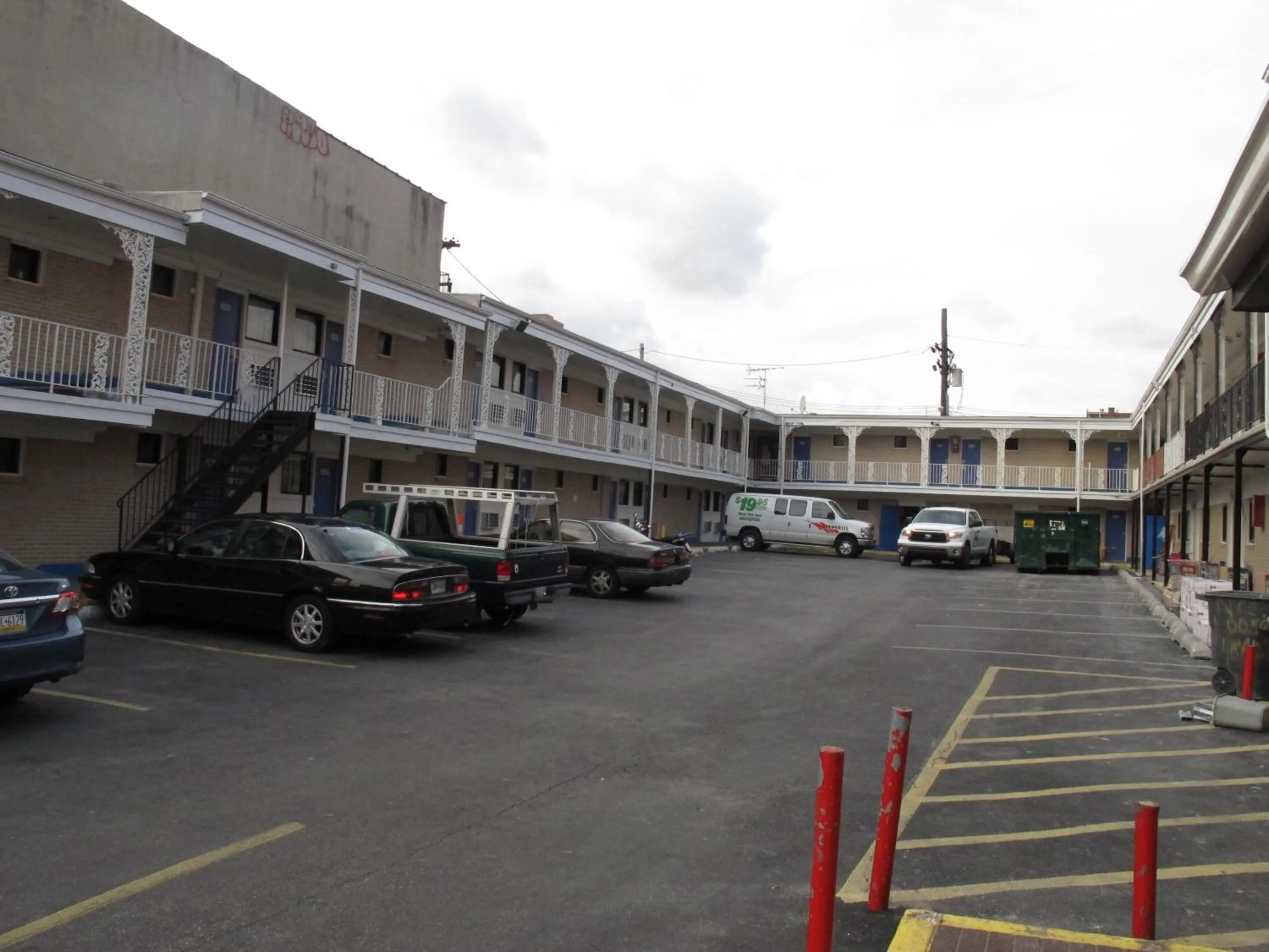 Facade/entrance in Motel 6 Baltimore MD