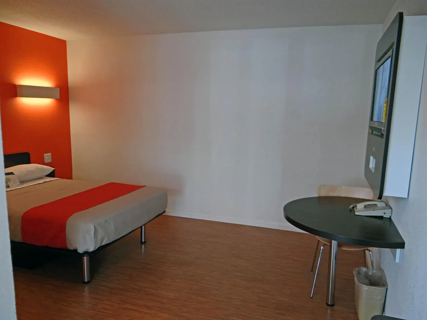 TV and multimedia, Bed in Motel 6 Baltimore MD