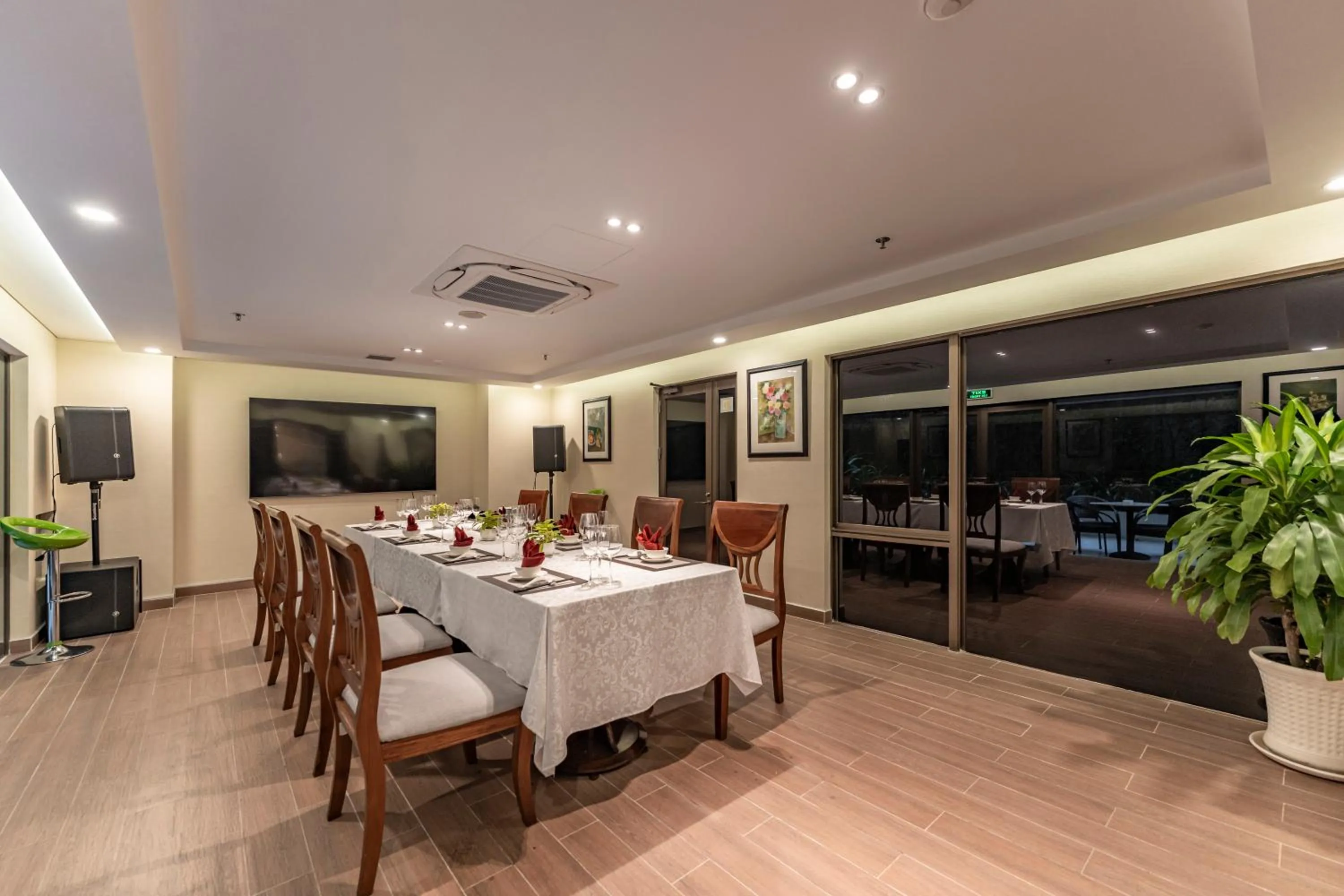 Restaurant/places to eat in Garden View Court Suites Ho Chi Minh City