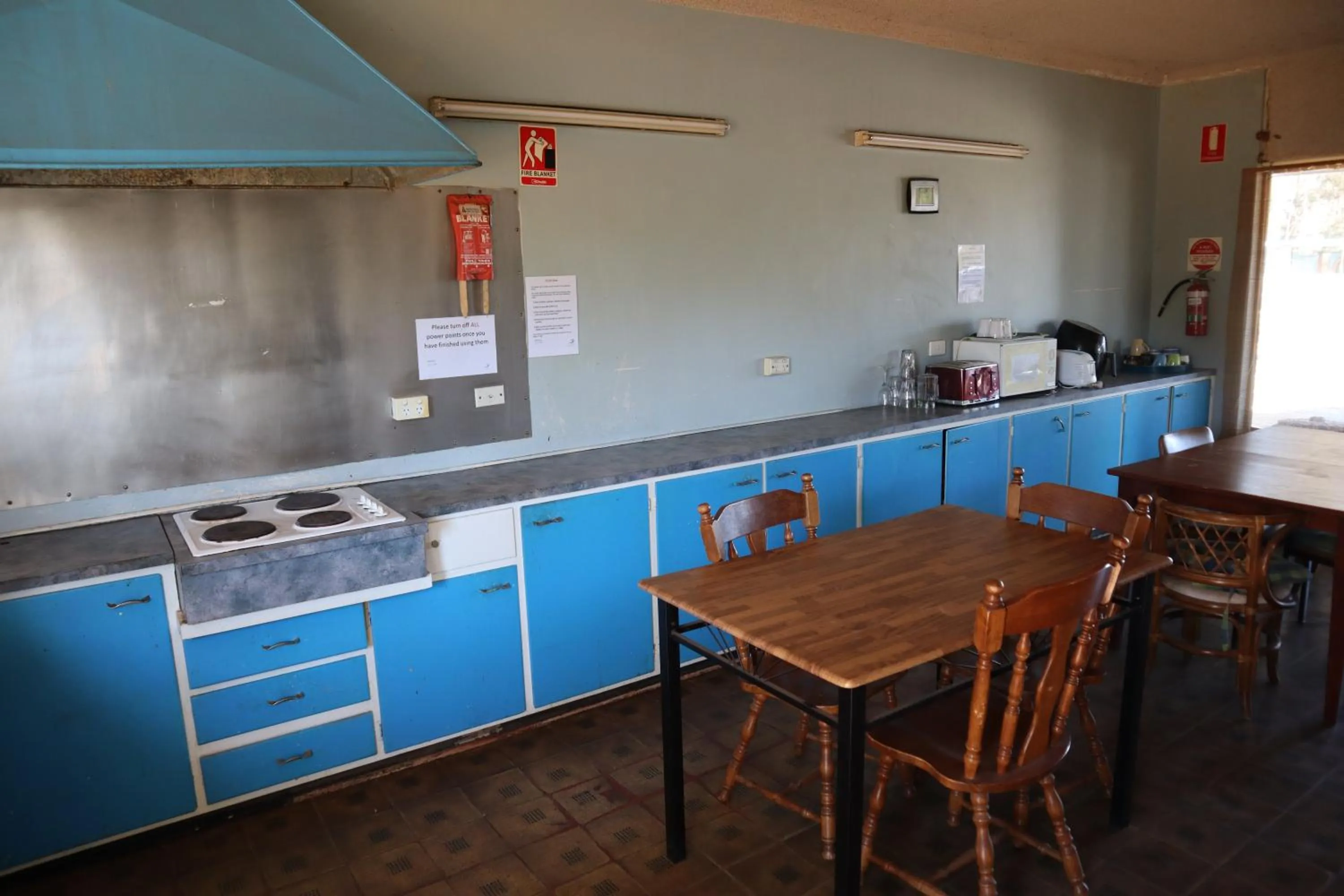 Communal kitchen in Capri Motel