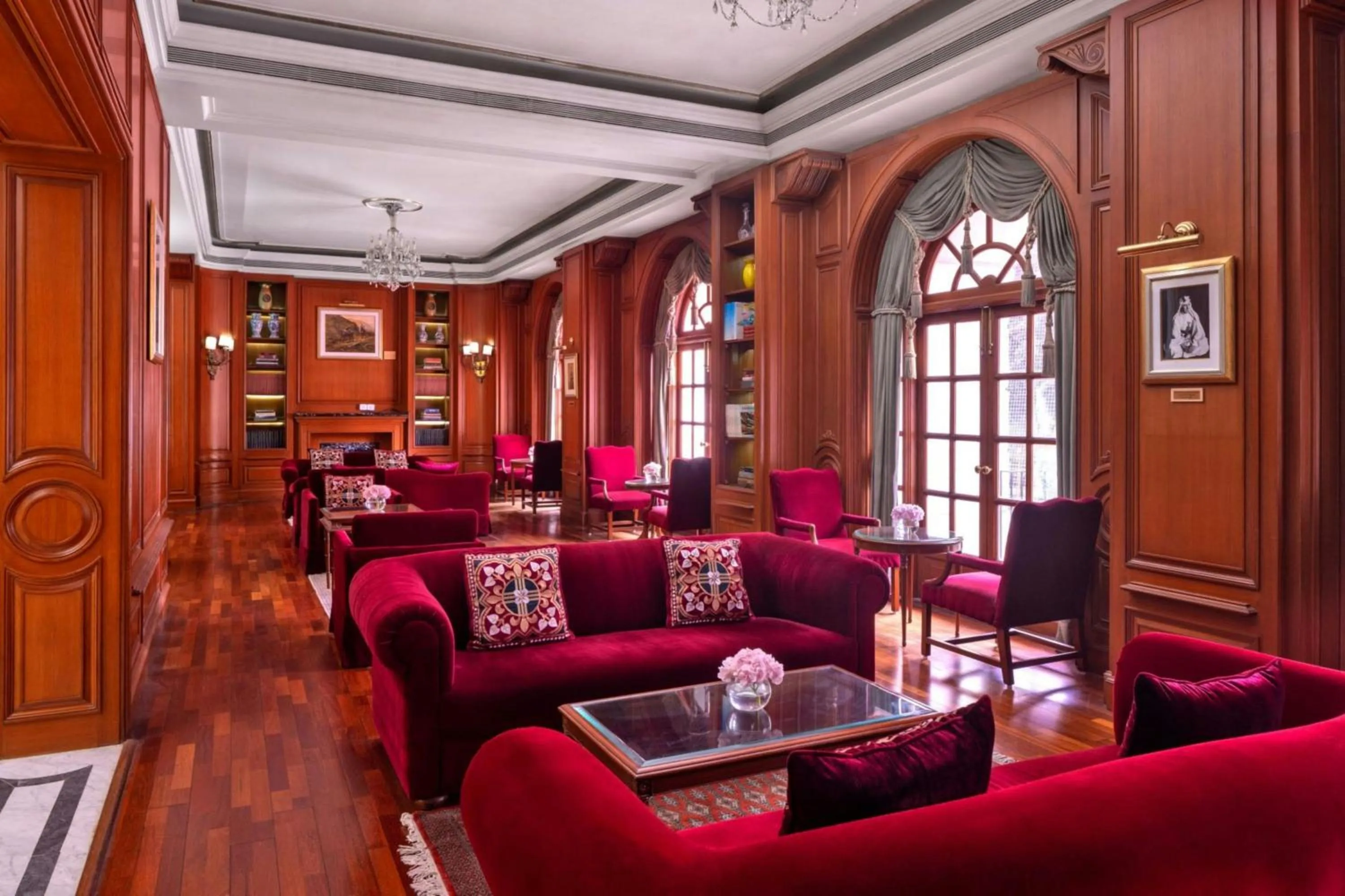 Lounge or bar in ITC Windsor, a Luxury Collection Hotel, Bengaluru
