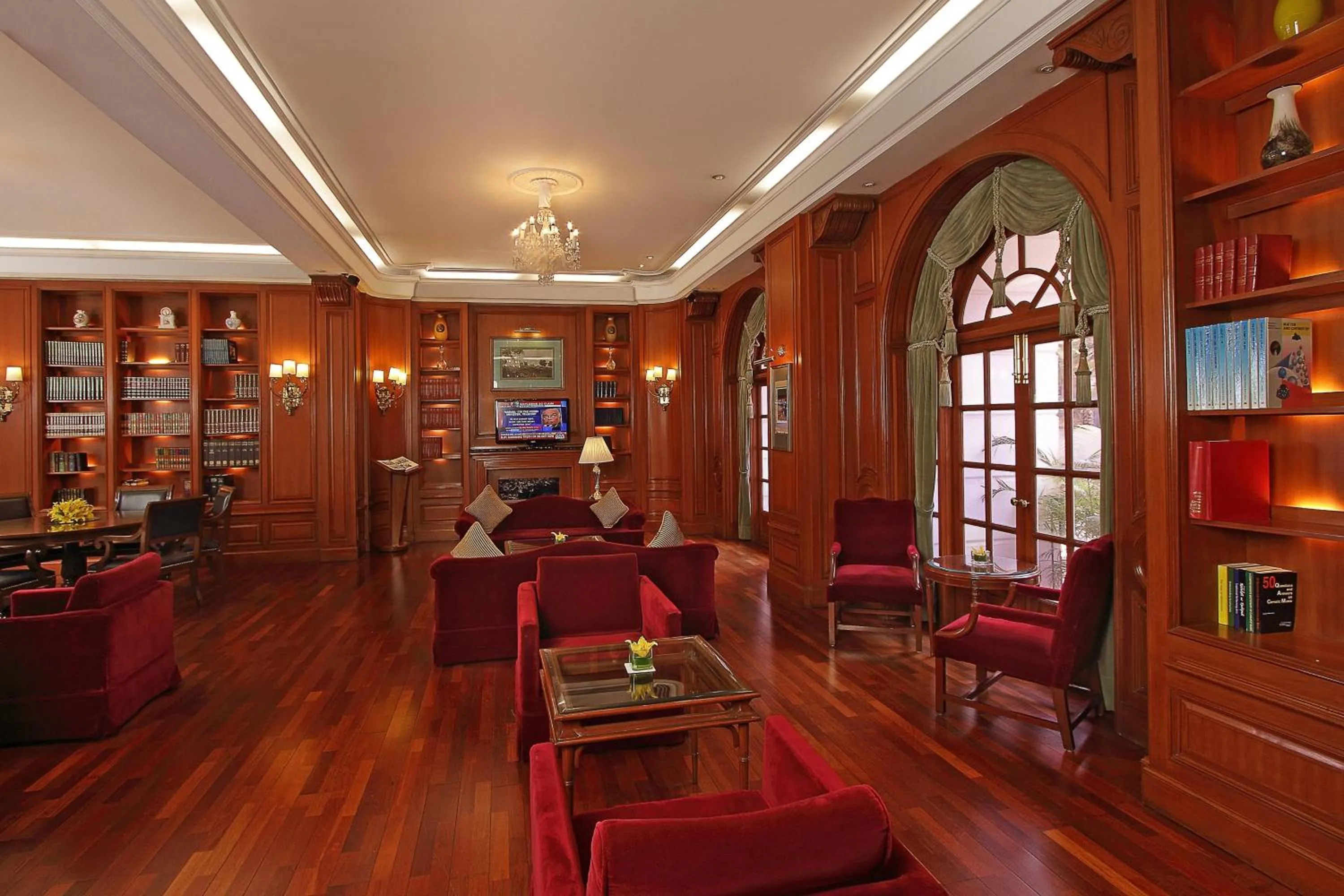 Lounge or bar in ITC Windsor, a Luxury Collection Hotel, Bengaluru