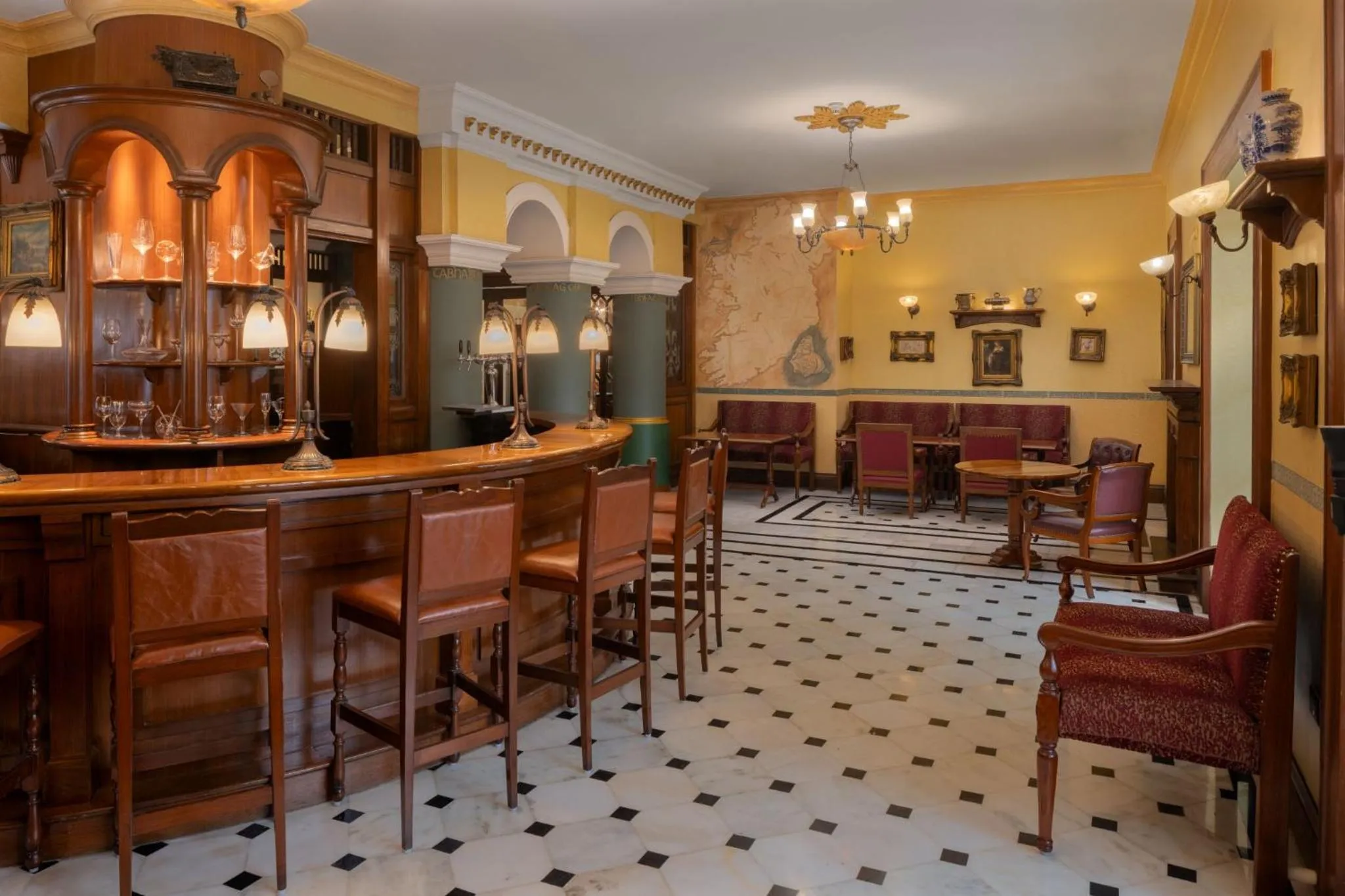 Lounge or bar in ITC Windsor, a Luxury Collection Hotel, Bengaluru