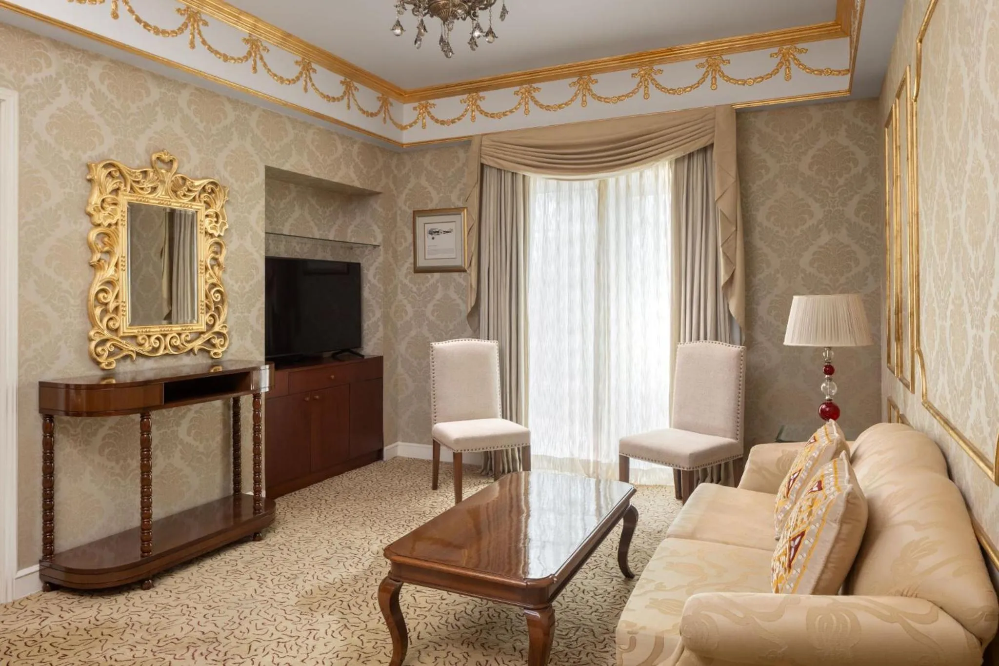 Living room in ITC Windsor, a Luxury Collection Hotel, Bengaluru