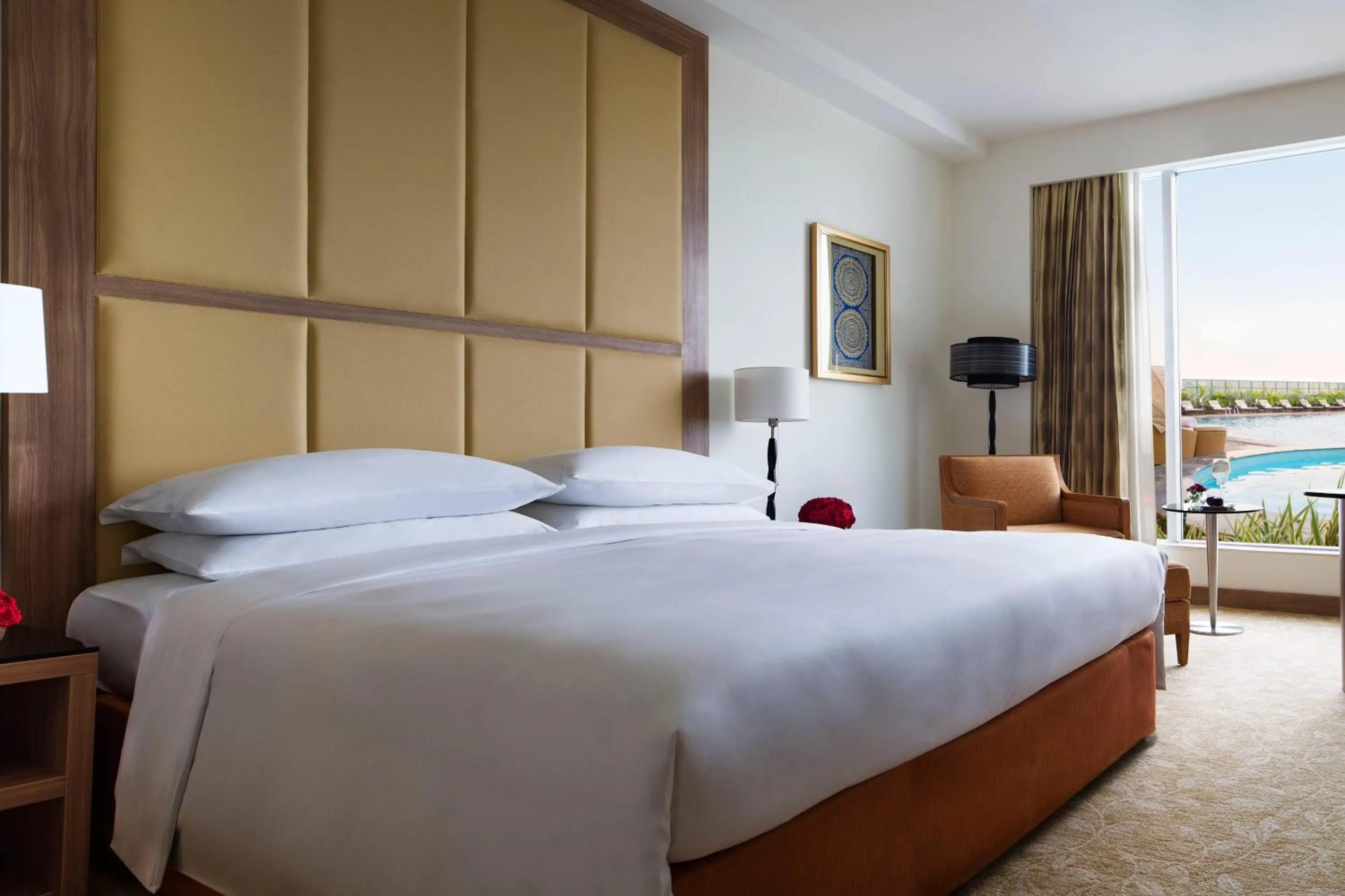 Swimming pool, Bed in Bengaluru Marriott Hotel Whitefield