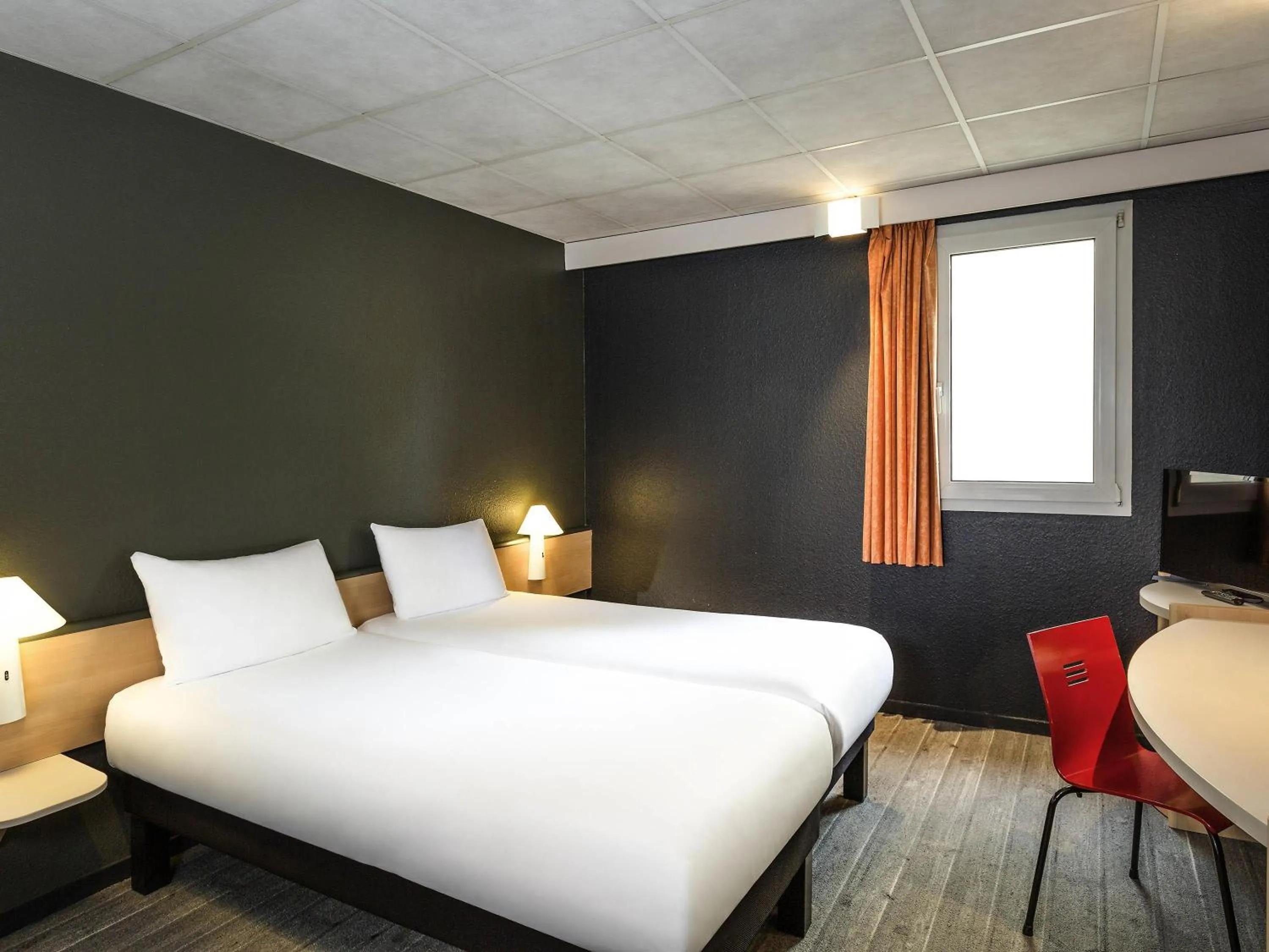 Bedroom, Bed in ibis Lannion