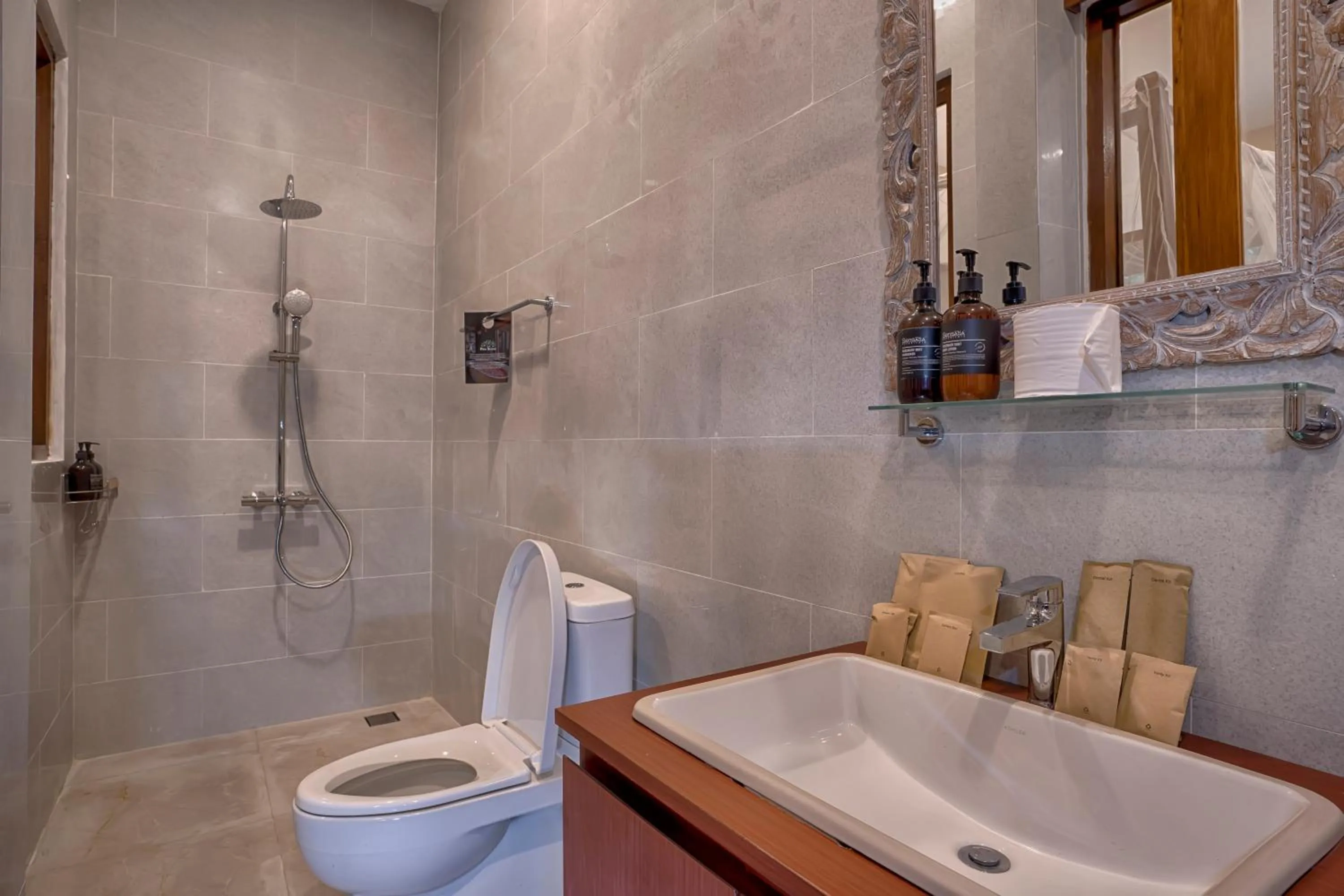 Shower in The Pari Sudha