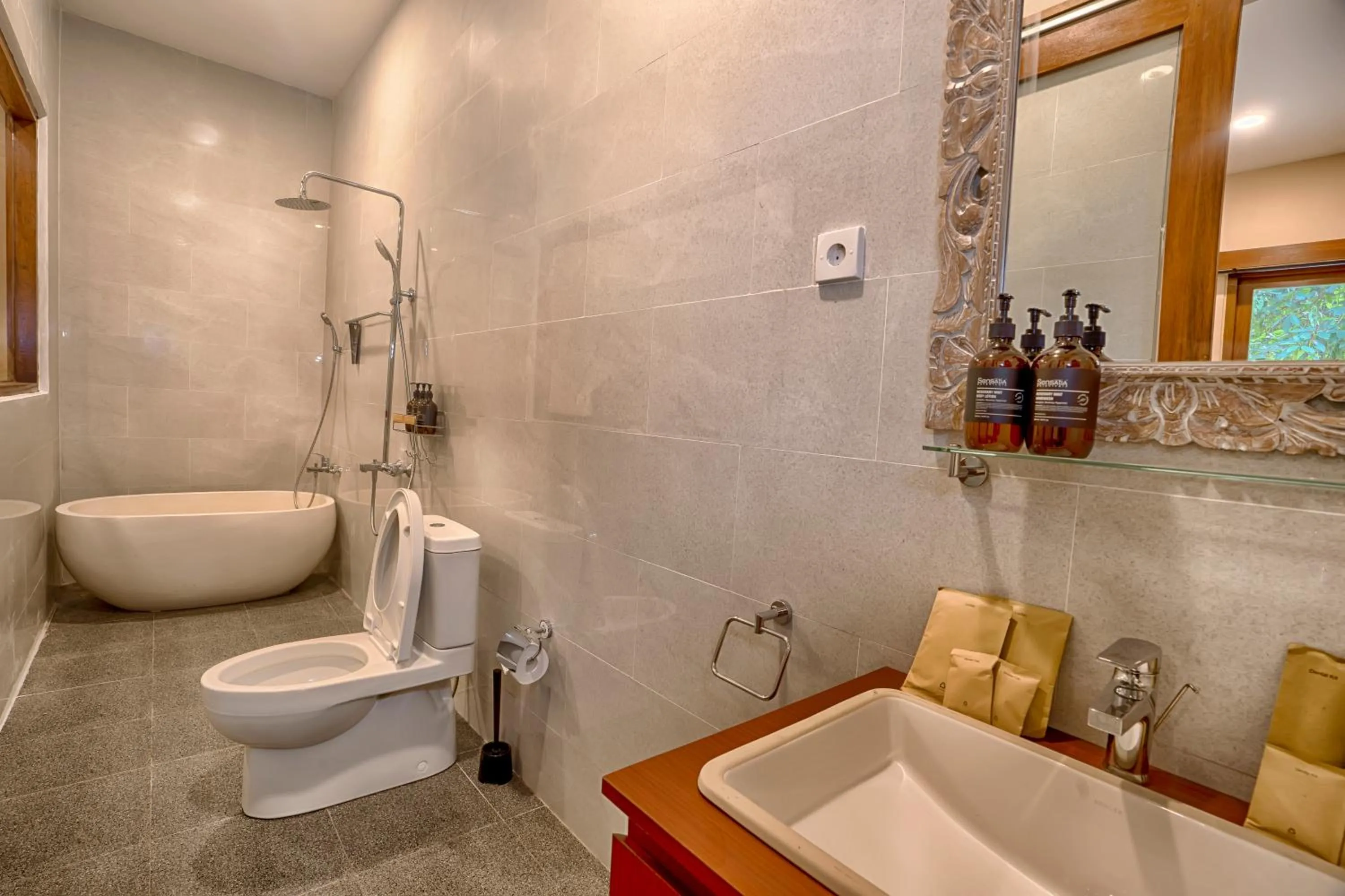 Shower in The Pari Sudha