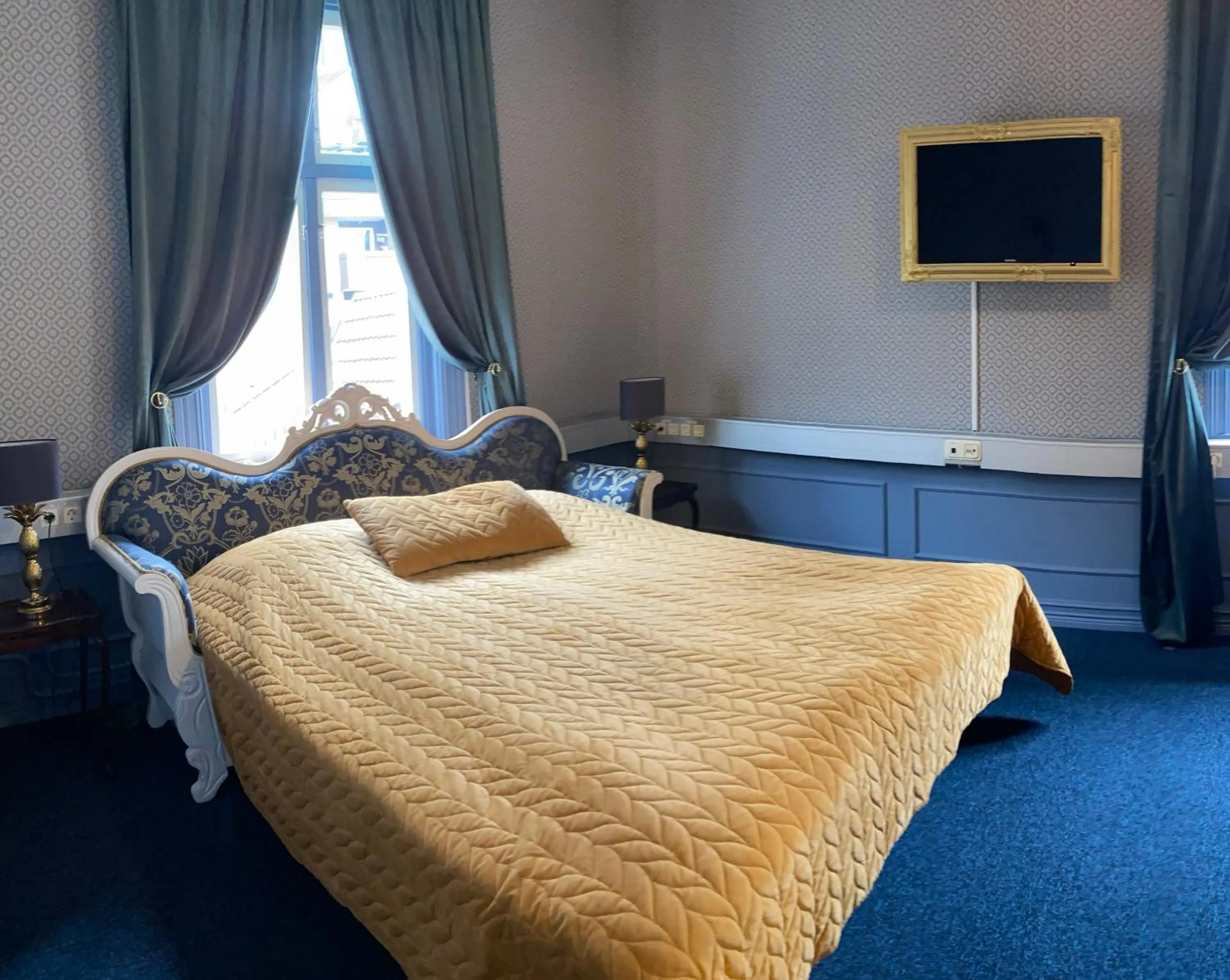 Bed in Järnvägshotellet B&B Skara