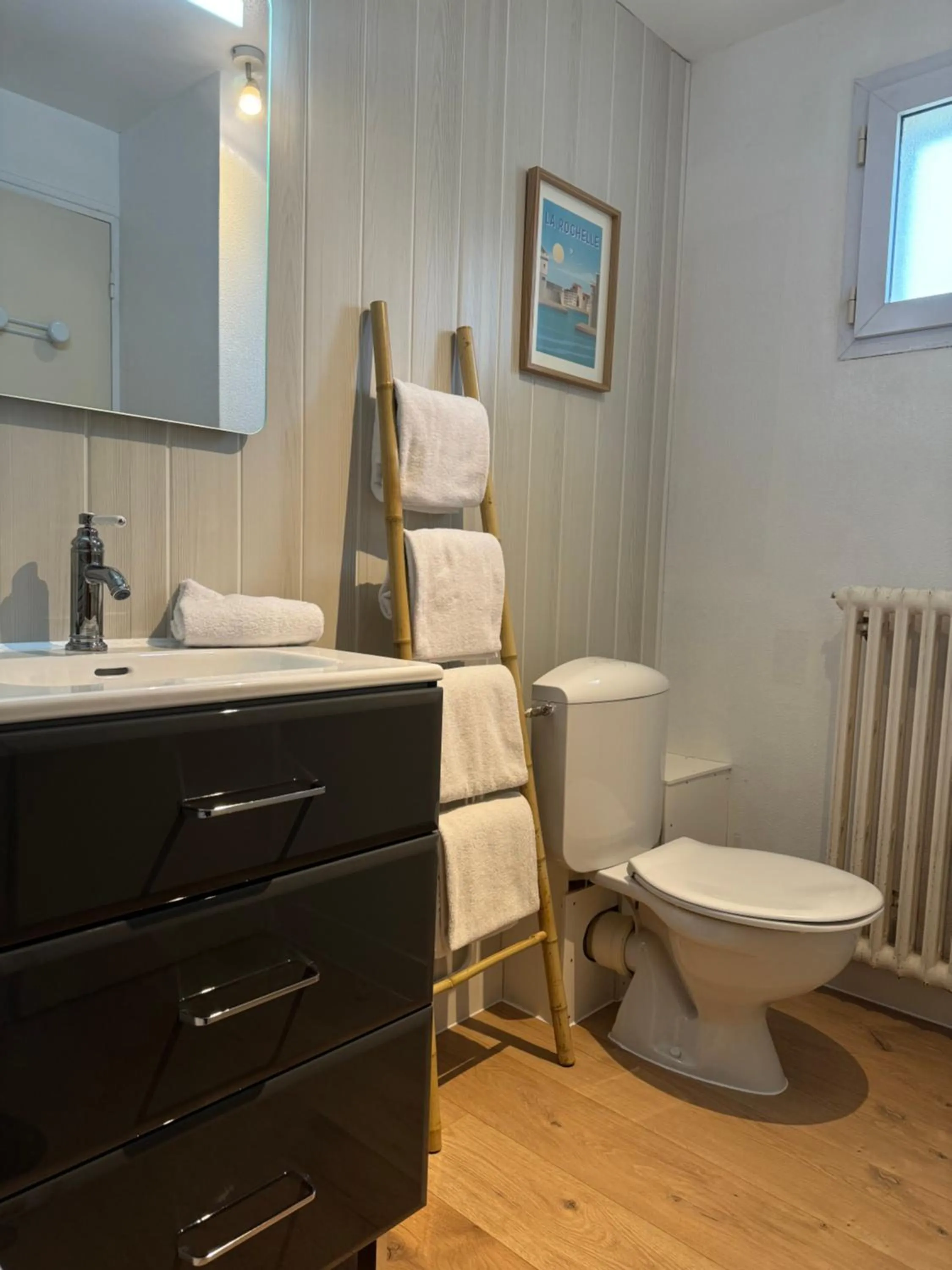 Bathroom in L'Acadie Brasserie Plage