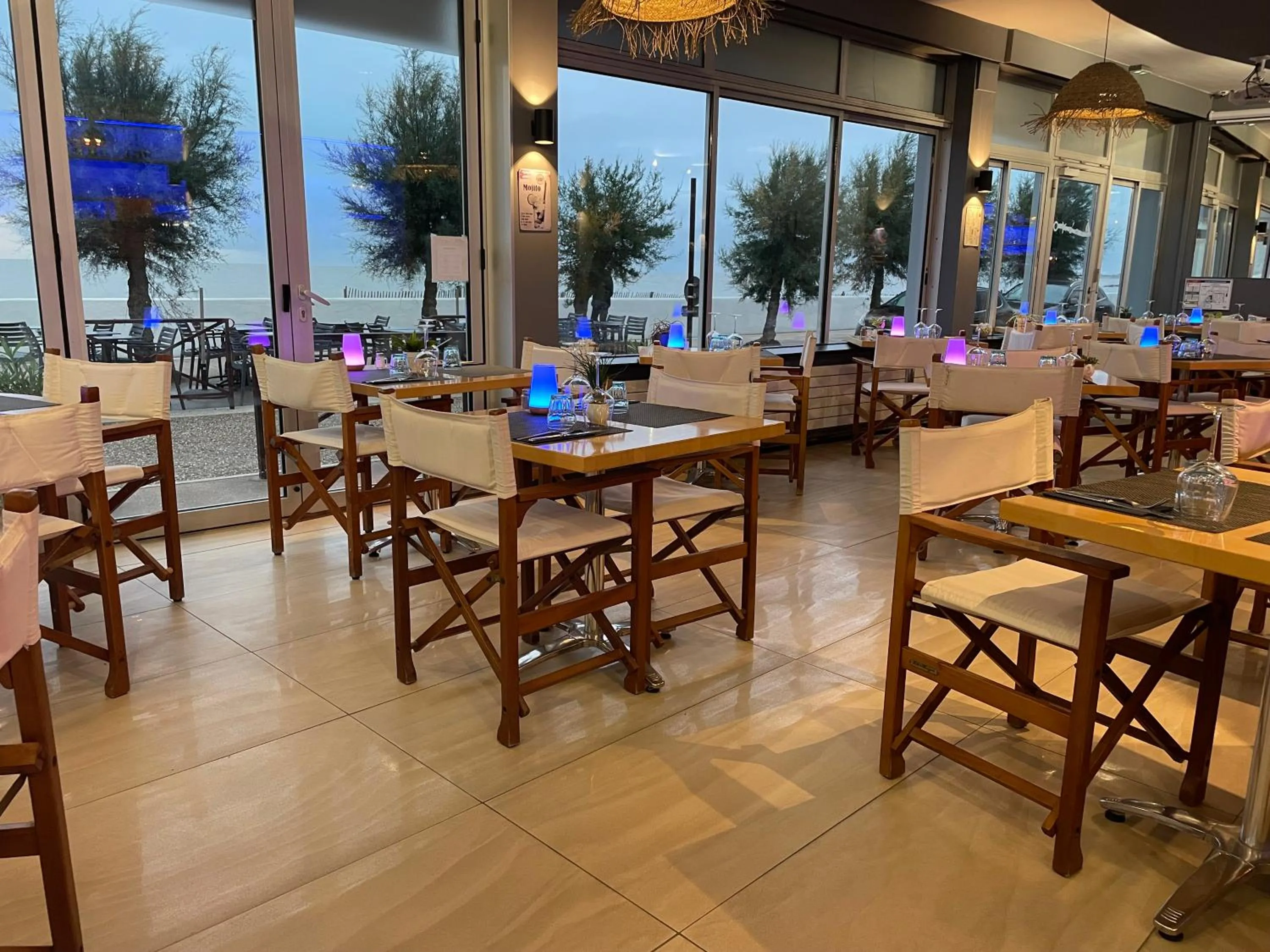 Restaurant/Places to Eat in L'Acadie Brasserie Plage