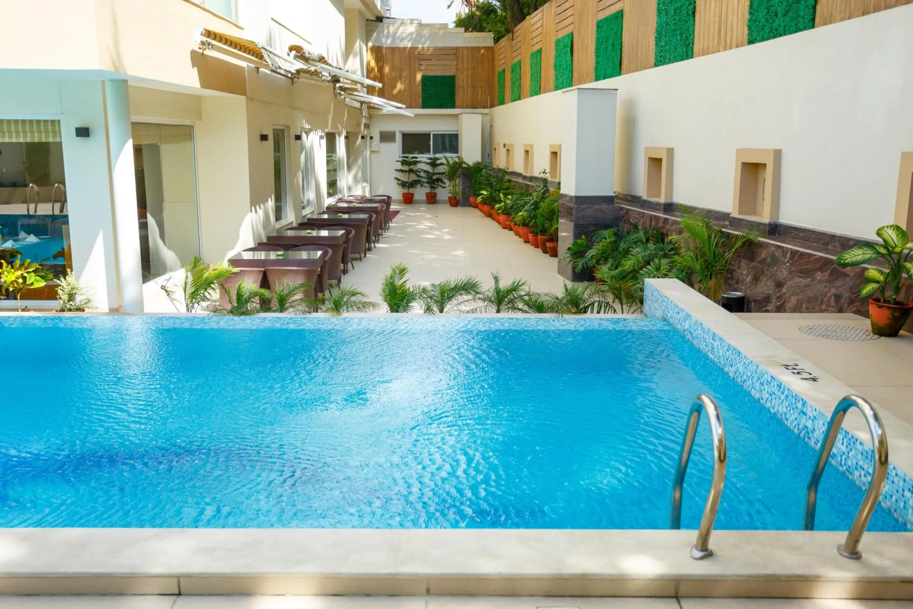 Pool view in Hotel Crowne Imperial