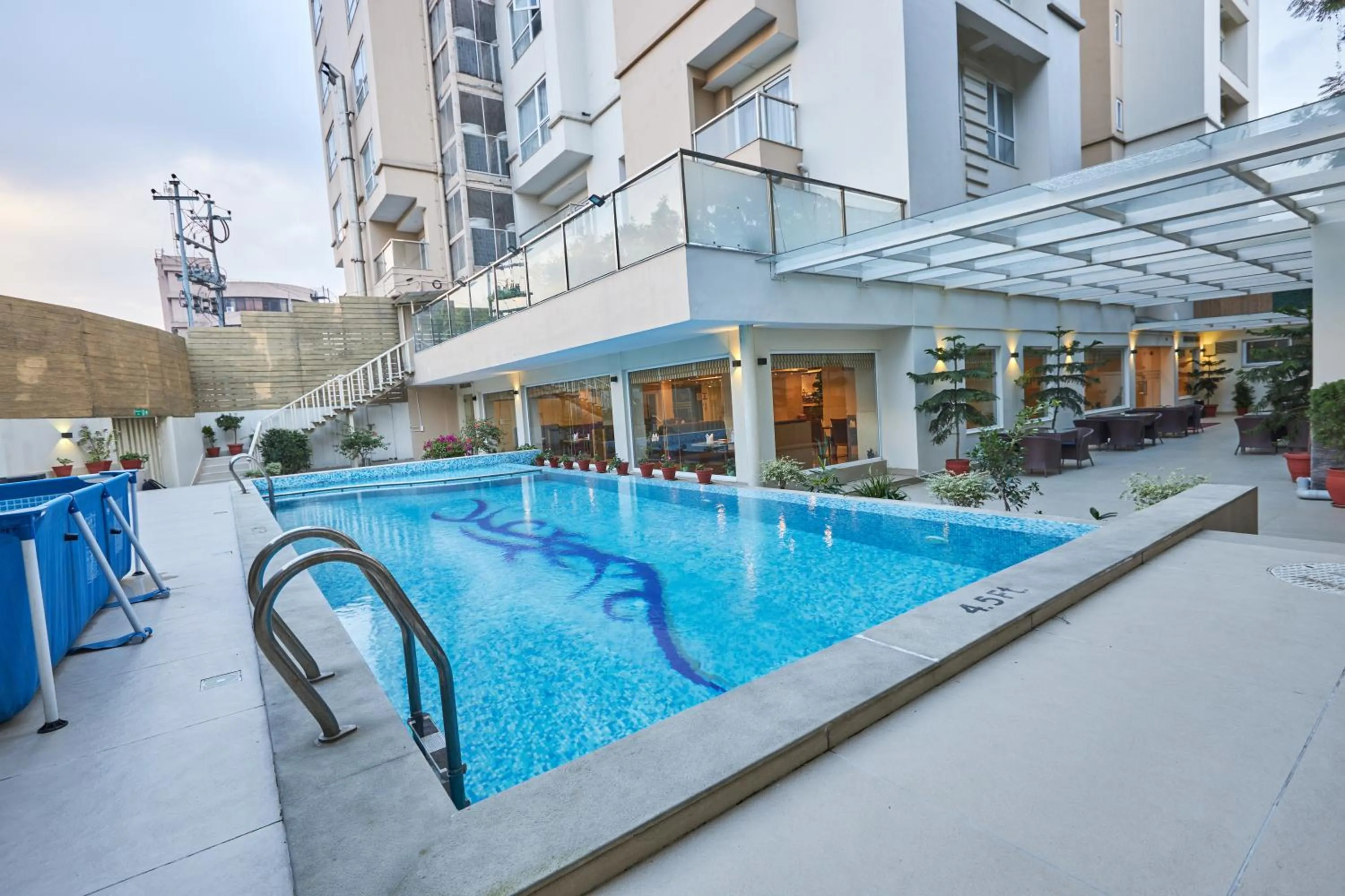 Swimming pool in Hotel Crowne Imperial