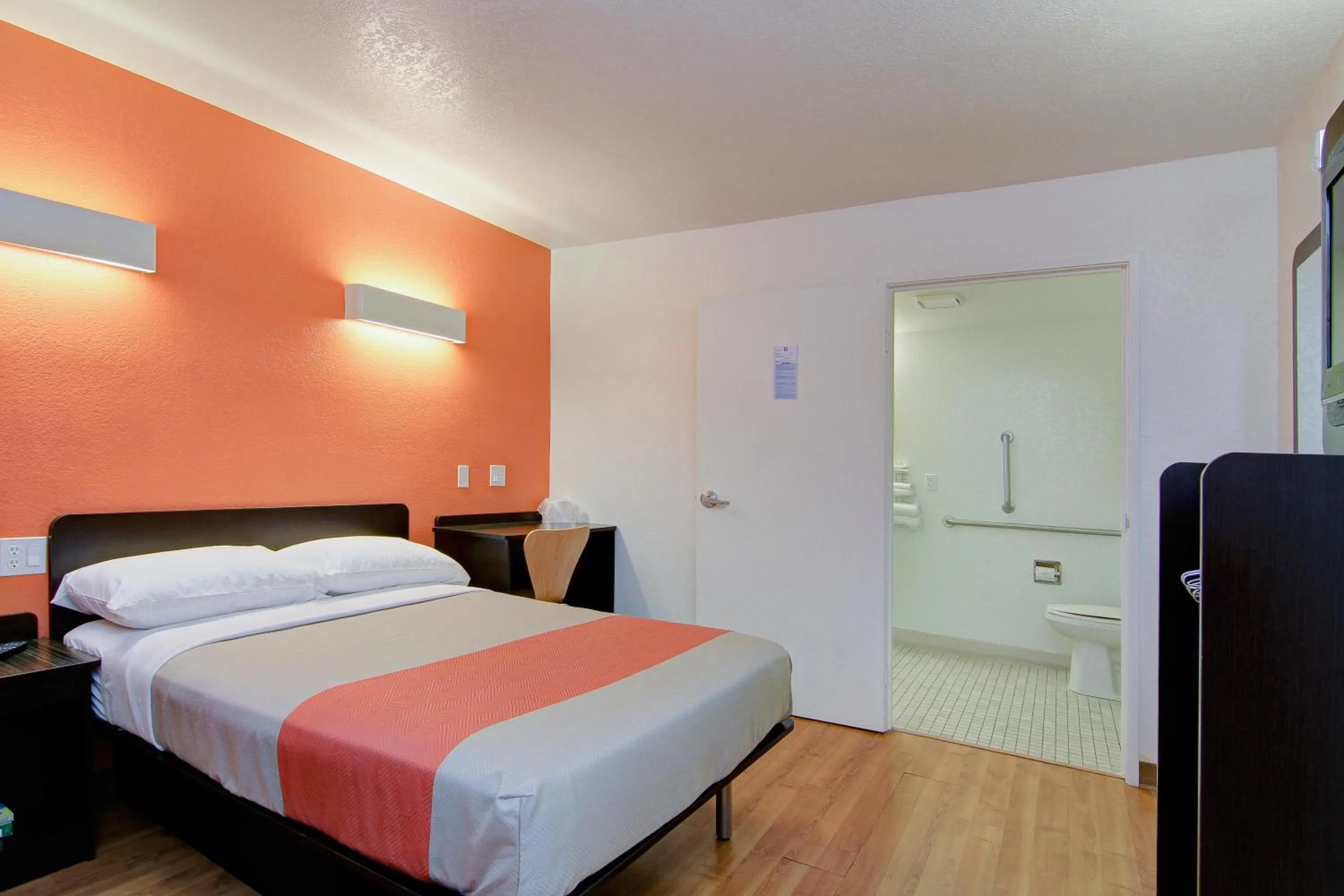 Bed in Motel 6 Old town Scottsdale Fashion Square