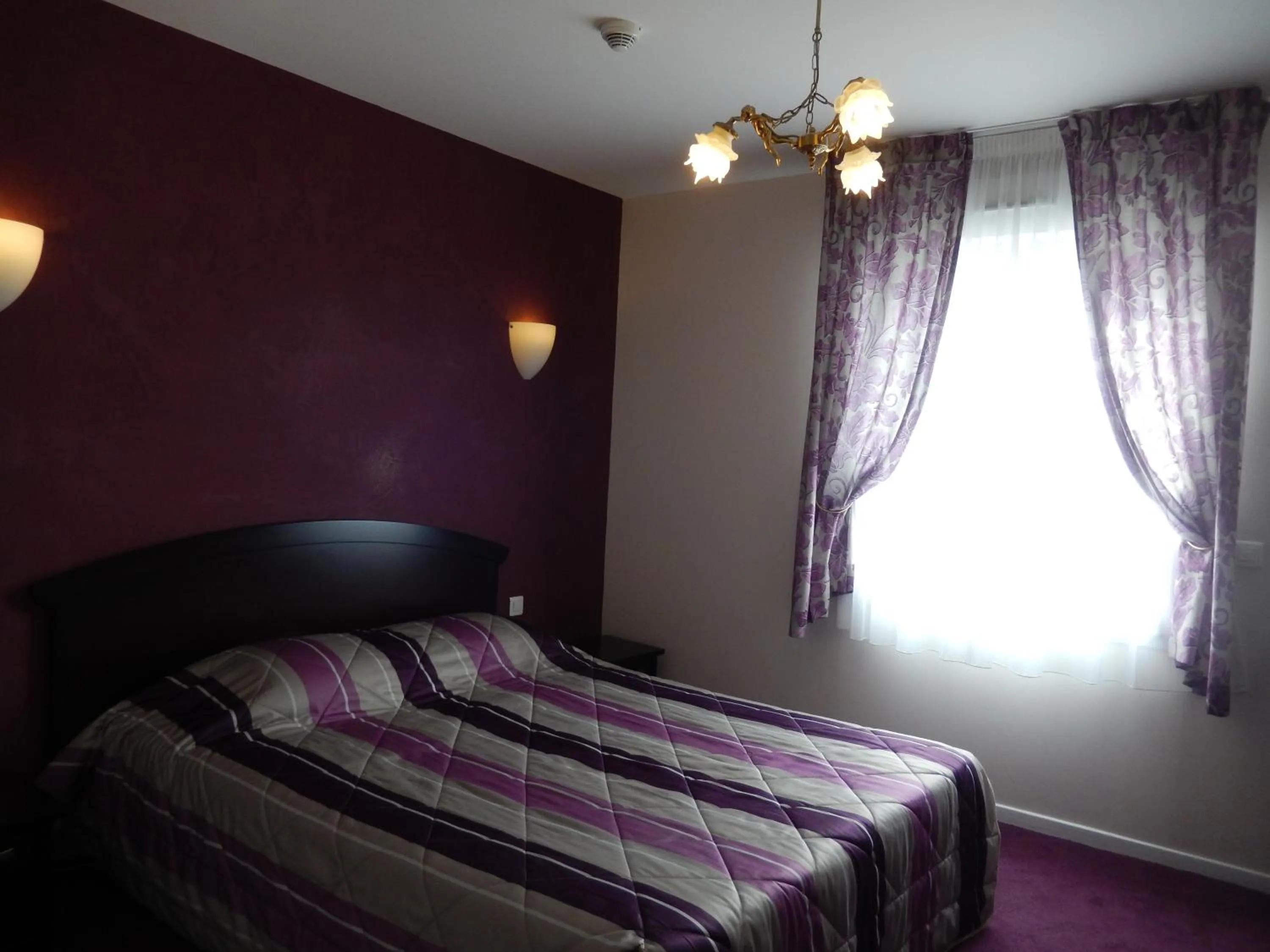 Bed in Logis Hôtel & Restaurant du Chemin des Dames