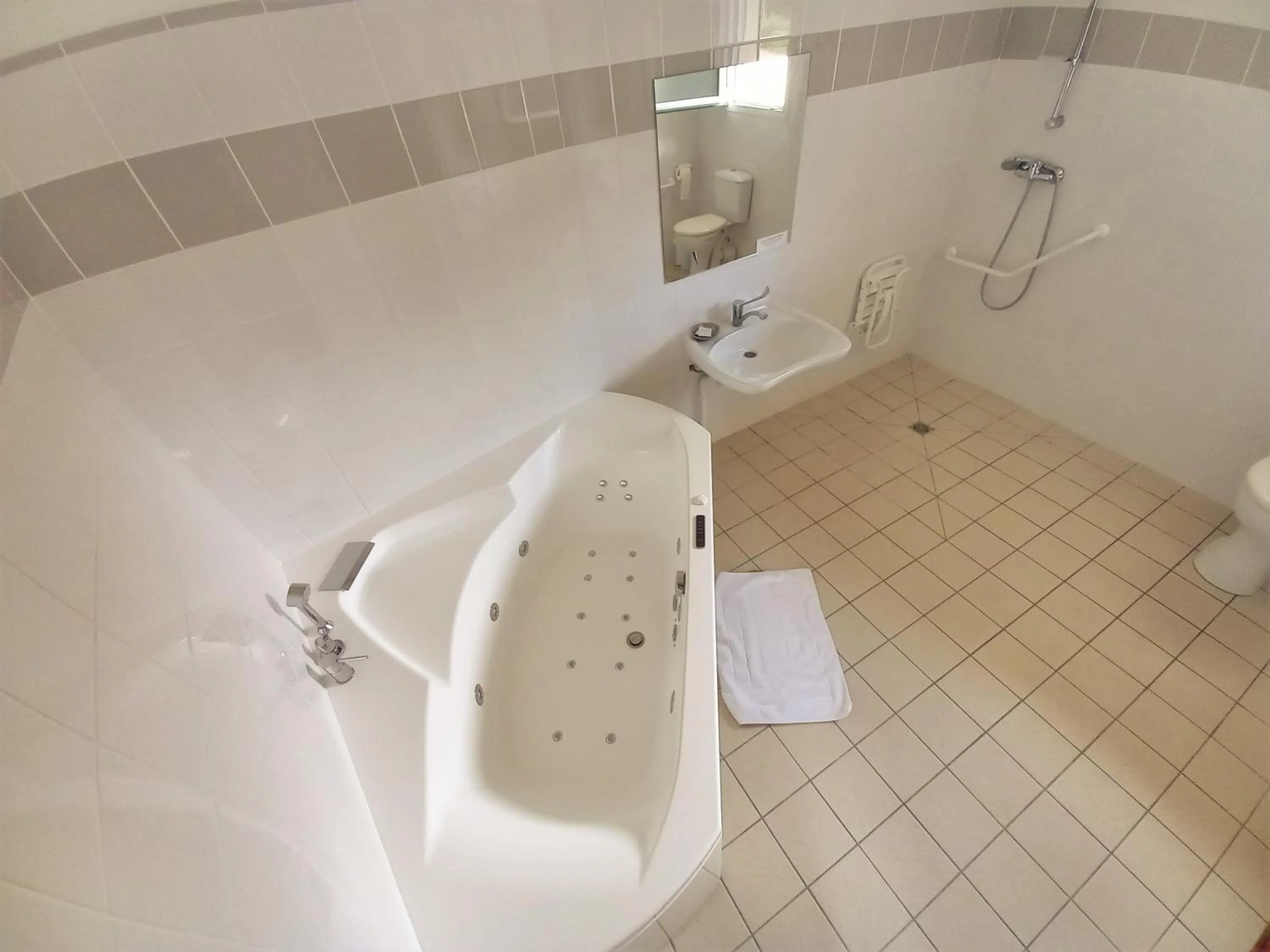 Bathroom in Logis Hôtel & Restaurant du Chemin des Dames