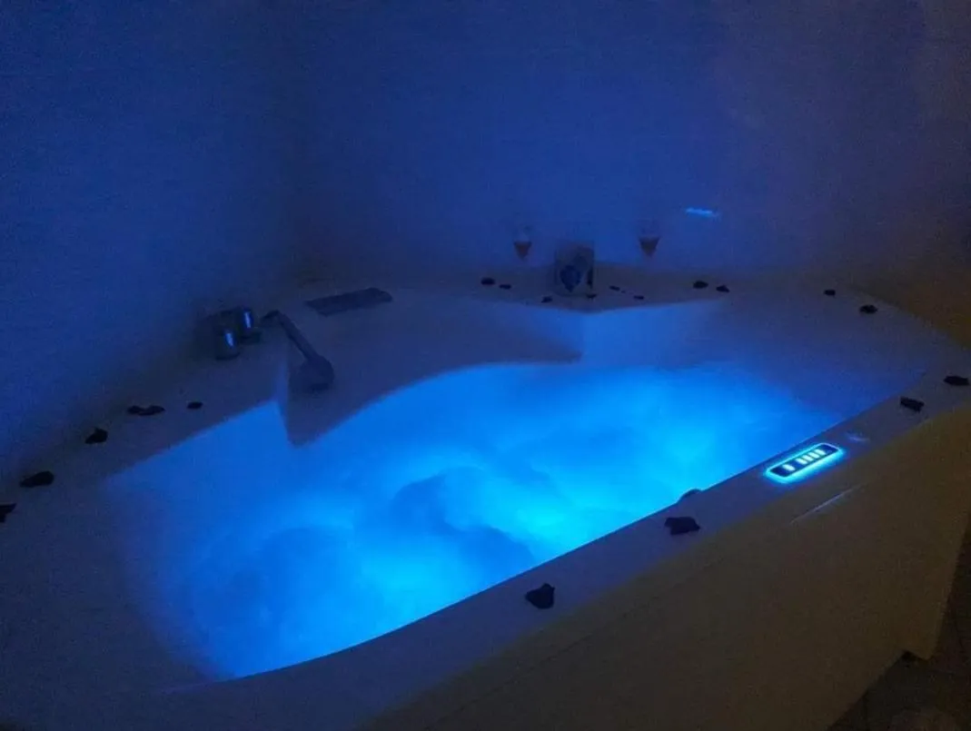 Hot Tub in Logis Hôtel & Restaurant du Chemin des Dames