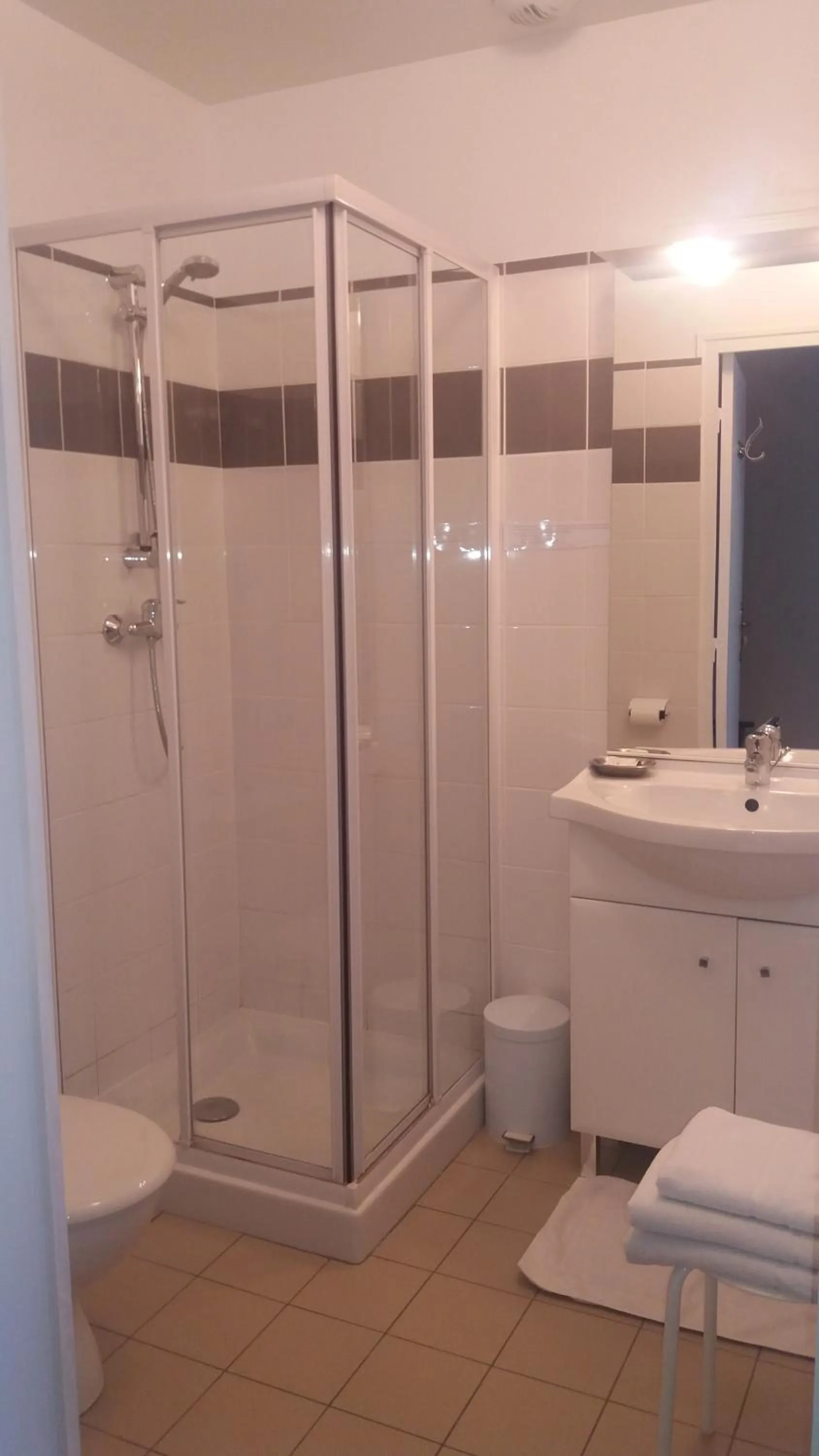 Bathroom in Logis Hôtel & Restaurant du Chemin des Dames